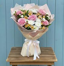 Букет цветов из:  Гвоздики, Орхидеи и Розы в Северобайкальске