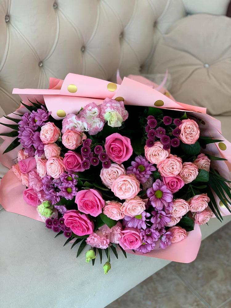 Букет цветов из: Хризантемы, Розы и Лизиантусы в Северобайкальске