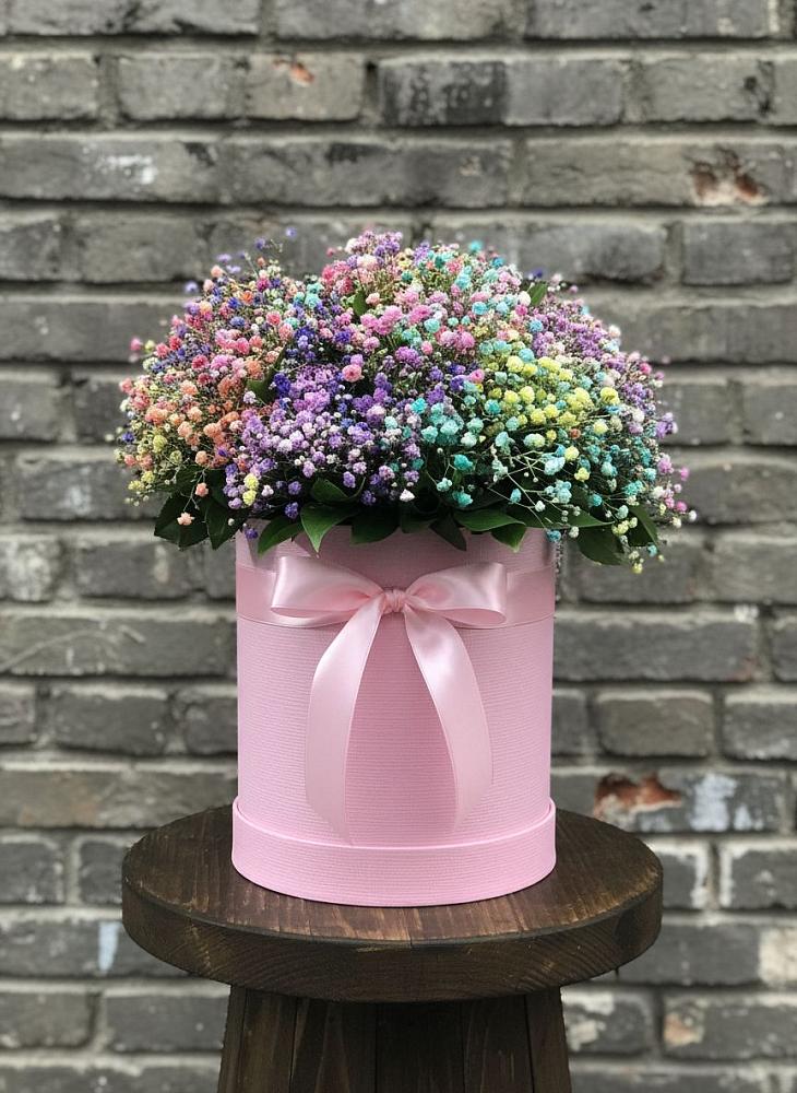 Цветочная композиция из Гипсофила и Розы в шляпной коробке в Северобайкальске