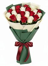 Букет Микс из красных и белых роз в Северобайкальске