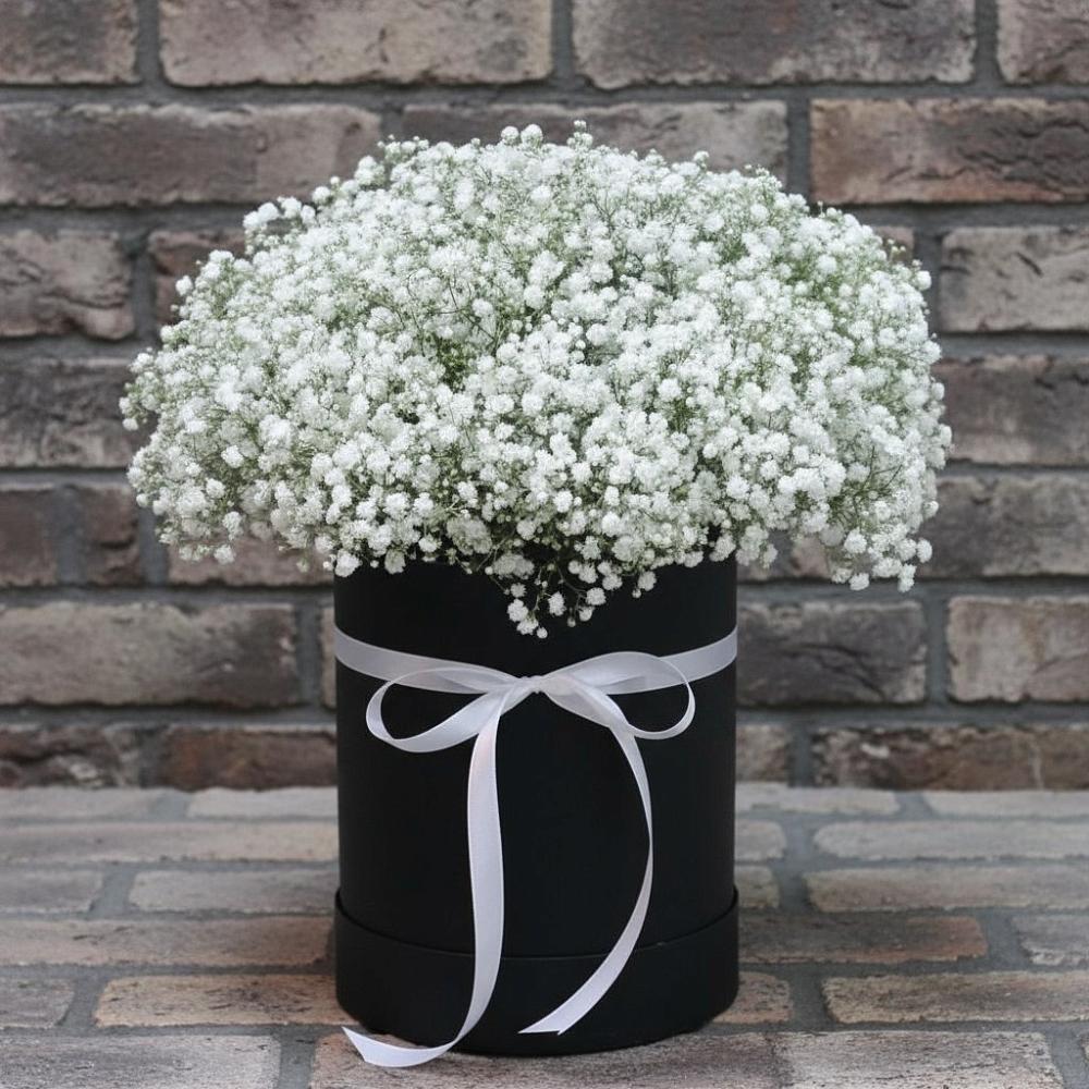 Цветочная композиция из Гипсофила в шляпной коробке в Северобайкальске