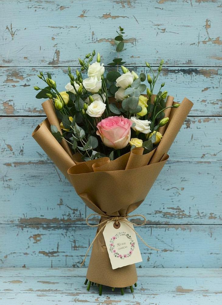 Букет цветов из: Розы и Лизиантусы в Северобайкальске