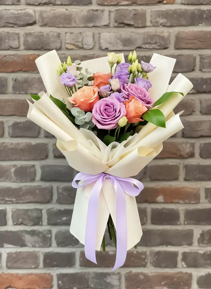 Букет цветов из: Лизиантусы и Розы в Северобайкальске