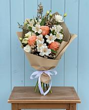 Букет цветов из:  Альстромерии, Лизиантусы, Розы и Хризантемы в Северобайкальске