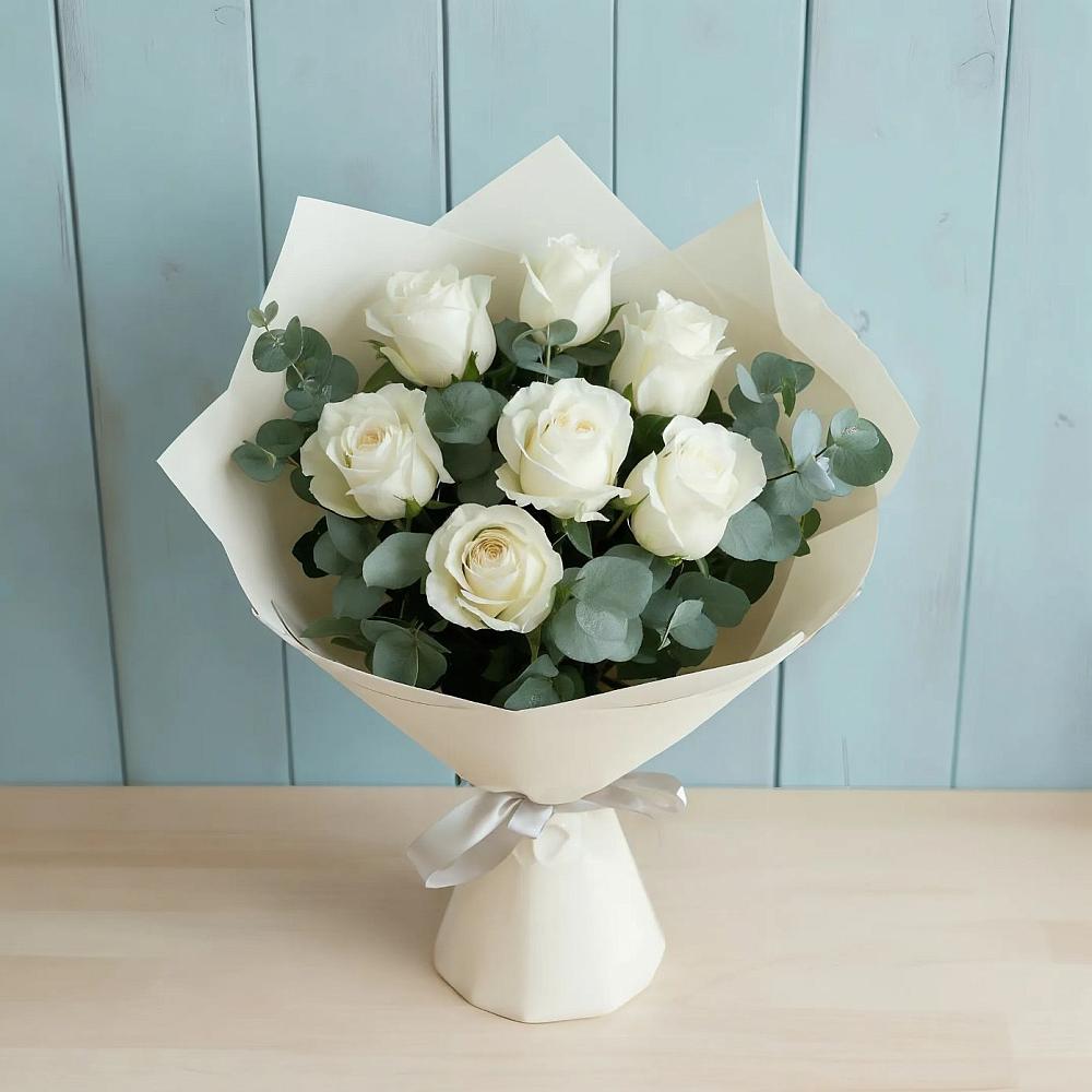 Букет Белые розы в Эвкалипте в Северобайкальске