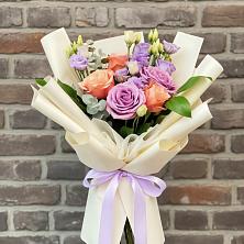 Букет цветов из:  Лизиантусы и Розы в Северобайкальске