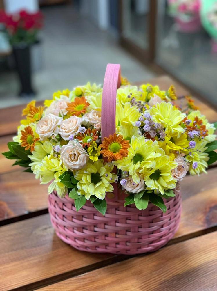 Цветочная композиция из Хризантемы и Розы в корзине в Северобайкальске