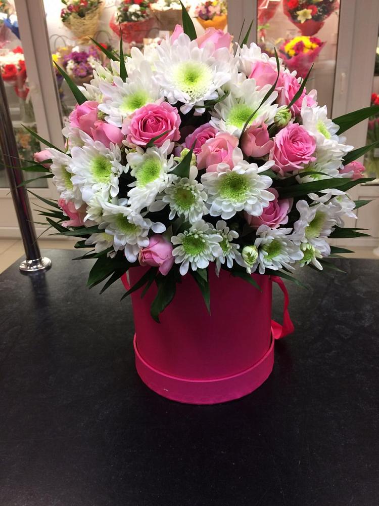 Цветочная композиция из Розы и Хризантемы в шляпной коробке в Северобайкальске