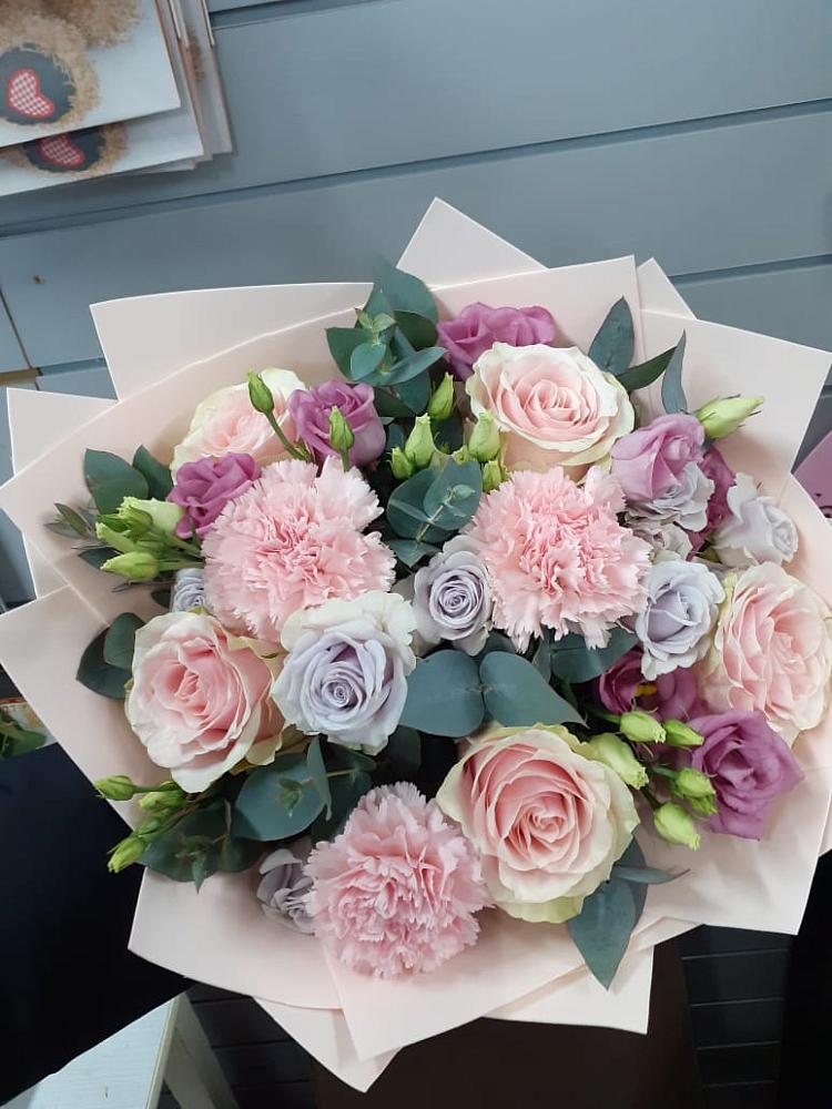 Букет цветов из: Розы, Гвоздики и Лизиантусы в Северобайкальске