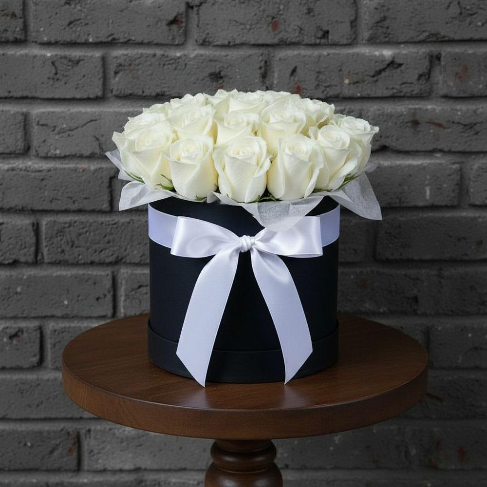 Цветочная композиция из Розы в шляпной коробке в Северобайкальске