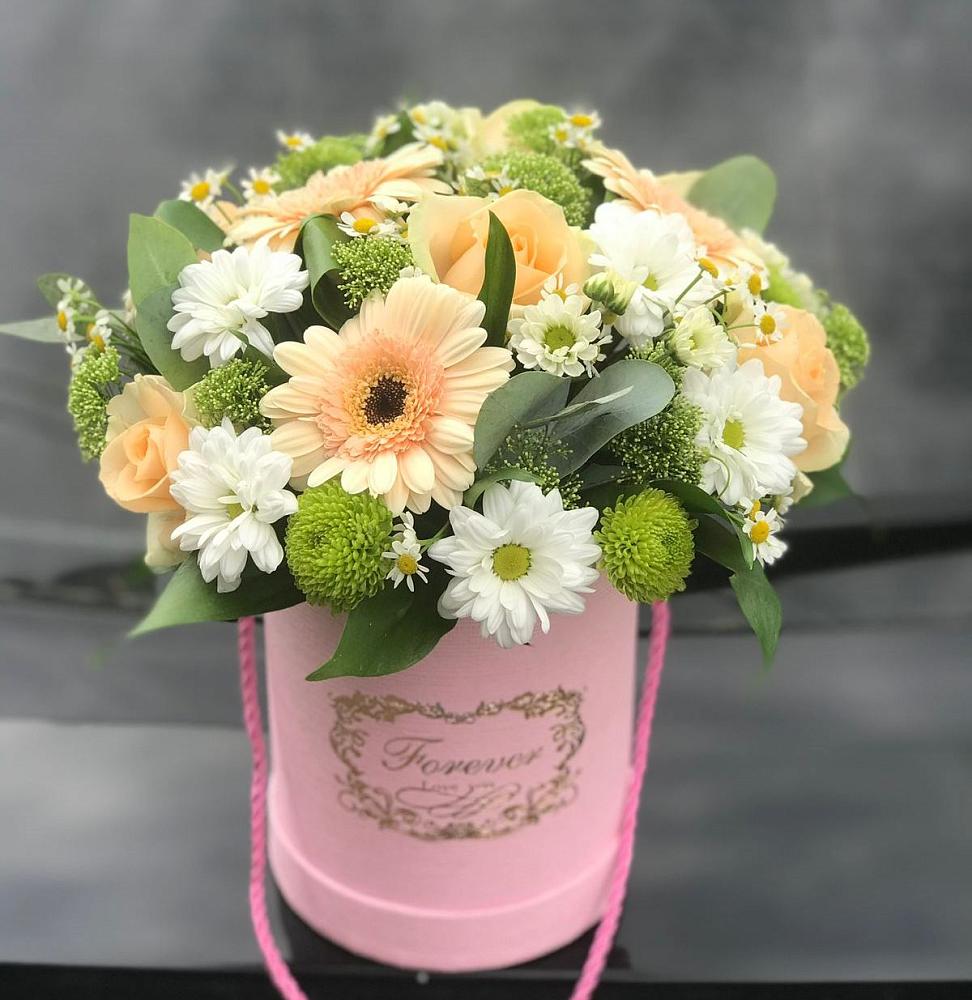 Цветочная композиция из Розы, Герберы и Хризантемы в шляпной коробке в Северобайкальске