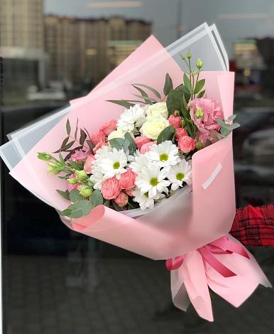 Букет цветов из: Розы, Лизиантусы и Хризантемы в Северобайкальске