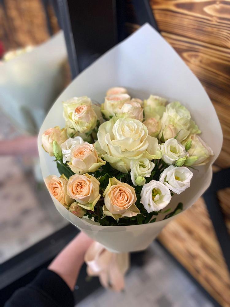 Букет цветов из: Розы и Лизиантусы в Северобайкальске